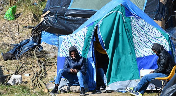 Fransa'dan İngiltere'ye geçmeyi bekleyen göçmenlerin koşulları yürek burkuyor Fransa'dan İngiltere'ye geçmeyi bekleyen göçmenlerin koşulları yürek burkuyor