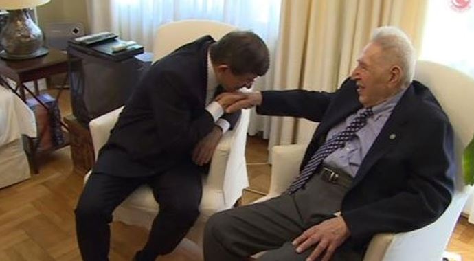 Davutoğlu'ndan Şerif Mardin'e evinde ziyaret Davutoğlu'ndan Şerif Mardin'e evinde ziyaret