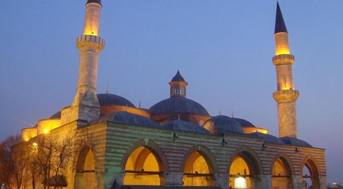 Selimiye'den sonra Ulu Cami de 24 saat açık kalacak Selimiye'den sonra Ulu Cami de 24 saat açık kalacak