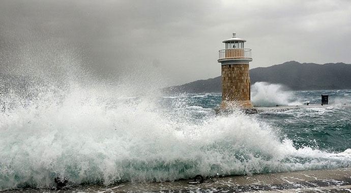 Akdeniz'de fırtına uyarısı Akdeniz'de fırtına uyarısı