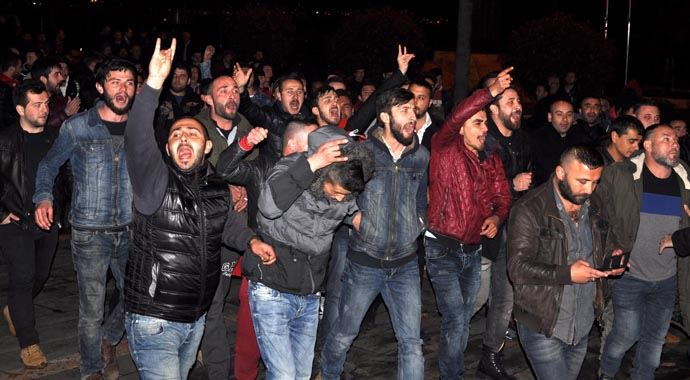 O söylenti sokağa döktü, bayrak açıp yürüdüler! O söylenti sokağa döktü, bayrak açıp yürüdüler!