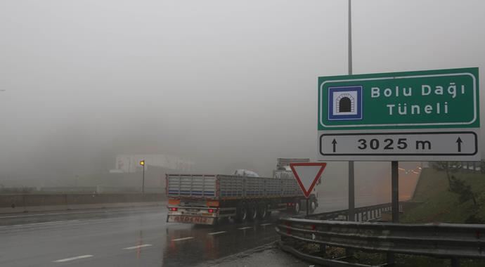 Bolu Dağı'nda kar ve sis ulaşımı felç etti Bolu Dağı'nda kar ve sis ulaşımı felç etti