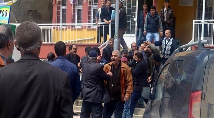 AK Partili adaya sopalı saldırı AK Partili adaya sopalı saldırı