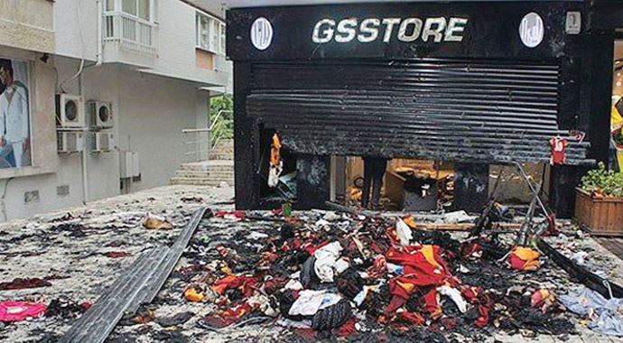 GS Store'a saldıranlar yandı GS Store'a saldıranlar yandı