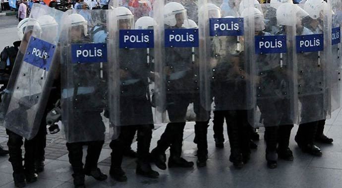 İki polise "eziyet" suçundan hapis cezası İki polise "eziyet" suçundan hapis cezası