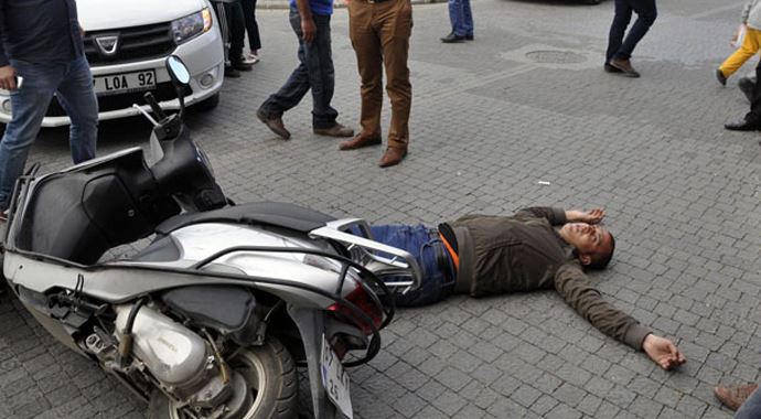 Ters yönden gelen araç, servis elemanına çarptı Ters yönden gelen araç, servis elemanına çarptı