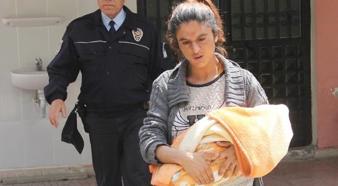 Eşi 3 günlük bebeği ile sokağa attı, ailesi de sahip çıkmayınca... Eşi 3 günlük bebeği ile sokağa attı, ailesi de sahip çıkmayınca...