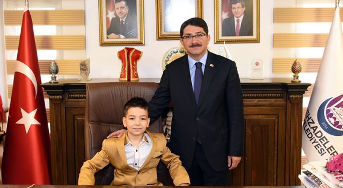 Minik başkanın ilk isteği halkla buluşmak oldu Minik başkanın ilk isteği halkla buluşmak oldu
