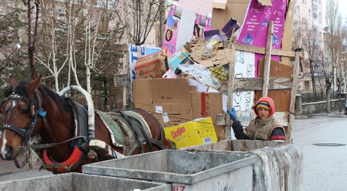 23 Nisan'da kağıt topladı 23 Nisan'da kağıt topladı