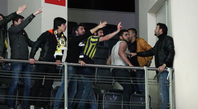 Derbide olaylar çıktı, tribünler boşaltıldı!