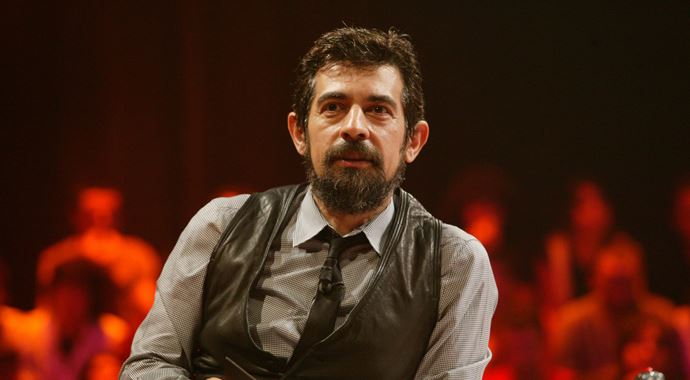 Okan Bayülgen kız arkadaşıyla görüntülenince çıldırdı! Okan Bayülgen kız arkadaşıyla görüntülenince çıldırdı!