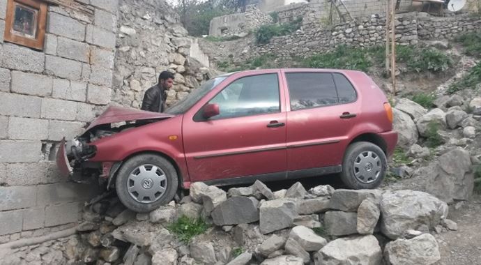 Freni boşalan araçl evin duvarına çarparak durabildi Freni boşalan araçl evin duvarına çarparak durabildi