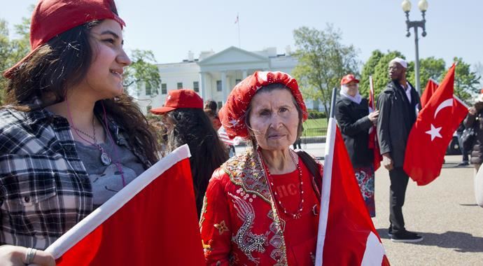 ABD'de binlerce kişi Türkiye için yürüyor ABD'de binlerce kişi Türkiye için yürüyor