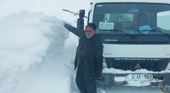 Erzurum'da kar iki metreyi buldu