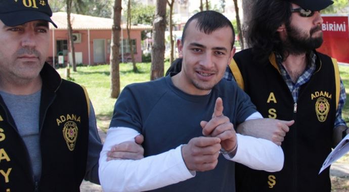 'Hostese ihtiyacım yok' lafına sinirlenip durağı kurşunladı 'Hostese ihtiyacım yok' lafına sinirlenip durağı kurşunladı