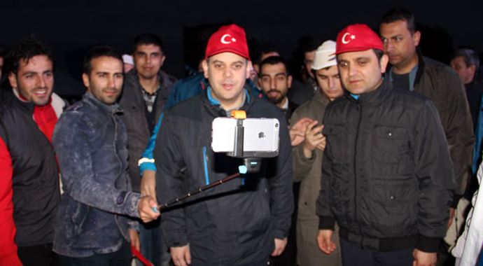 Bakan gençlerle 'selfie' çektirdi Bakan gençlerle 'selfie' çektirdi