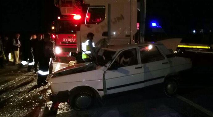Otomobil TIR'a arkadan çarptı: 2 ölü Otomobil TIR'a arkadan çarptı: 2 ölü