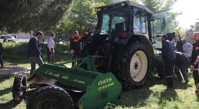 Ot biçerken traktörle Seyhan Nehri'ne uçtu Ot biçerken traktörle Seyhan Nehri'ne uçtu