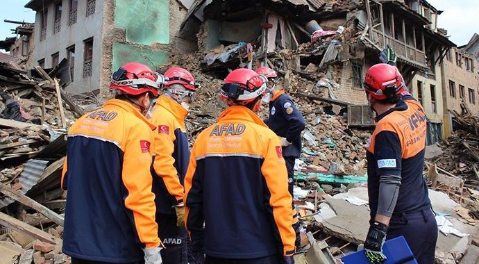 Nepal polisinden depremzedeye: 'Türklere gidin' Nepal polisinden depremzedeye: 'Türklere gidin'