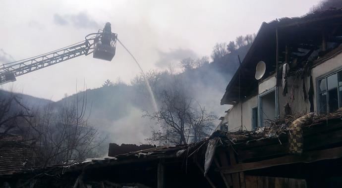Kastamonu'da korkutan yangın, 3 ev 1 ahır kül oldu Kastamonu'da korkutan yangın, 3 ev 1 ahır kül oldu