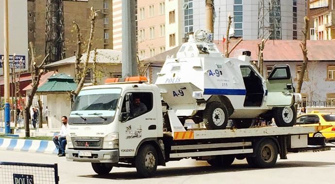 Yüksekova'da zırhlı araç devrildi, ortalık yine karıştı! Yüksekova'da zırhlı araç devrildi, ortalık yine karıştı!