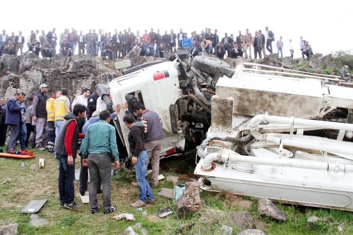 Kayalıklardan düşen kamyonda sıkışan sürücü... Kayalıklardan düşen kamyonda sıkışan sürücü...