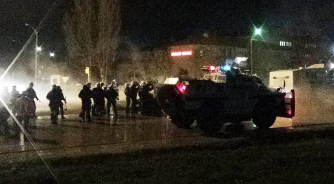 Sivas'ta karşıt görüşlü öğrenciler çatıştı, çok sayıda yaralı var Sivas'ta karşıt görüşlü öğrenciler çatıştı, çok sayıda yaralı var