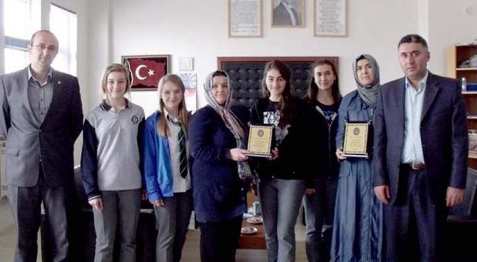 Yolda buldukları 10 bin doları polise teslim ettiler Yolda buldukları 10 bin doları polise teslim ettiler
