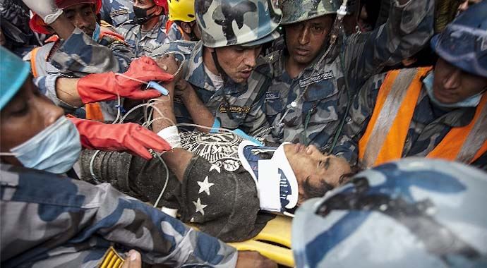 Nepal&#039;deki derpemin ardından bir genç enkazdan 5 gün sonra diri çıktı