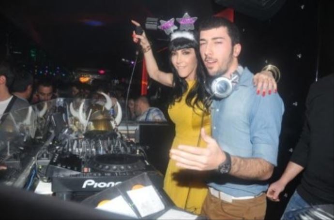 Hande Yener sahnesini oğluyla paylaşacak