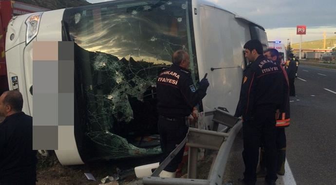 Ankara-Eskişehir Karayolu&#039;nda otobüs devrildi, 13 yaralı var