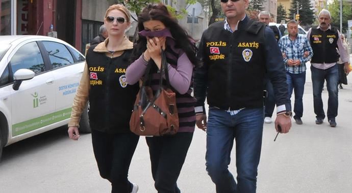 Bebeğini beze sarıp poşete koyduktan sonra atan anne... Bebeğini beze sarıp poşete koyduktan sonra atan anne...
