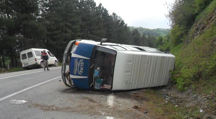 İki minibüs çarpıştı: 18 yaralı İki minibüs çarpıştı: 18 yaralı