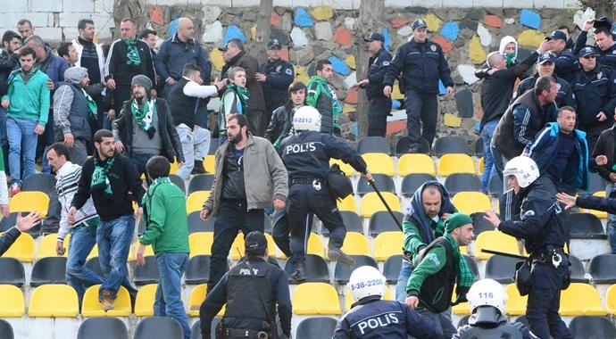 Şampiyonluk kaçtı, Kocaelispor tribünleri karıştı Şampiyonluk kaçtı, Kocaelispor tribünleri karıştı