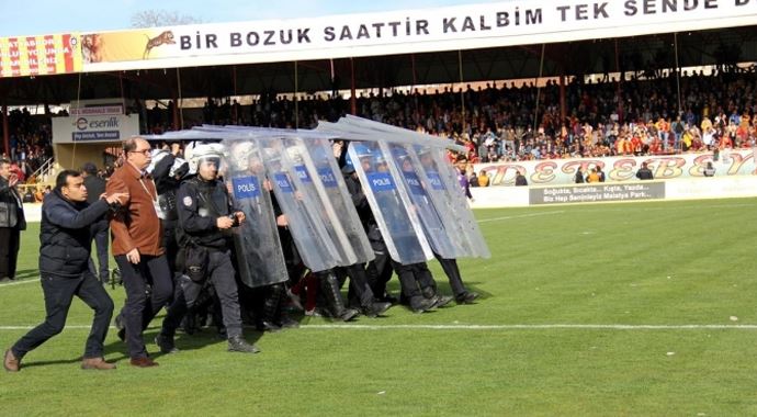 2. ligde 3 yaralı, 2 gözaltı!