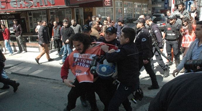 Ankara&#039;da afiş arbedesi, 18 gözaltı