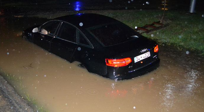 Lüks araç su kanalına uçtu Lüks araç su kanalına uçtu