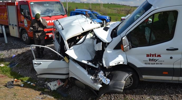 Uşak'ta trafik kazası, 80 yaşındaki şoför ve eşi öldü Uşak'ta trafik kazası, 80 yaşındaki şoför ve eşi öldü