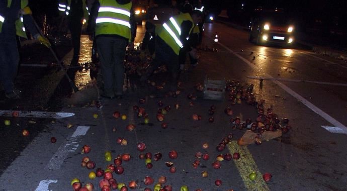 Yarım ton elma yola savruldu, trafik felç oldu