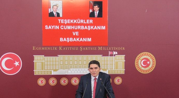 Erdoğan ve Davutoğlu&#039;na pankartla teşekkür etti!