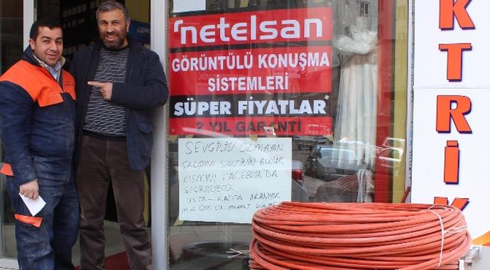 Elektrik dükkanının kapısındaki bu ilanı görenler hayrete düşüyor Elektrik dükkanının kapısındaki bu ilanı görenler hayrete düşüyor