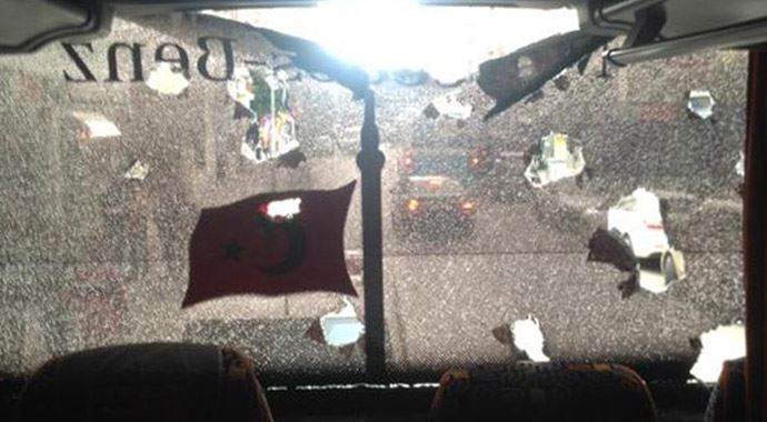 Bu kez de Beşiktaş otobüsüne saldırı! 