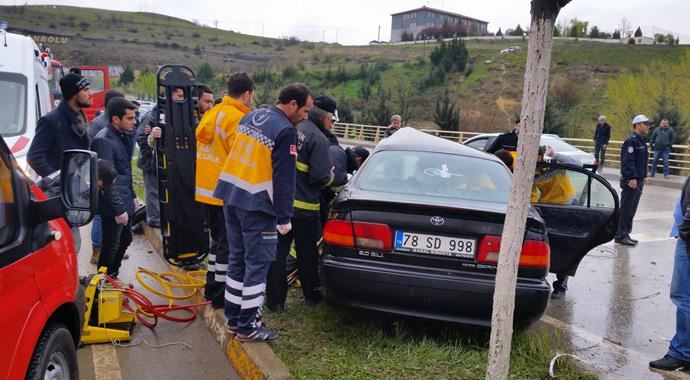 Otomobil elektrik direğine çarptı, yaralılar var
