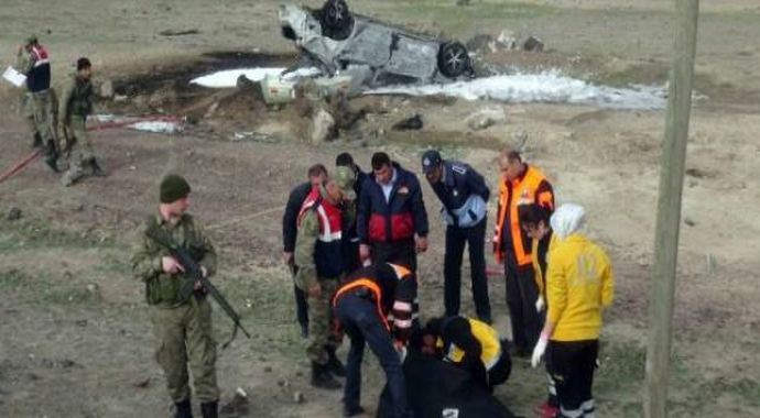 Yanan otomobilinden atladı, hayatını kaybetti Yanan otomobilinden atladı, hayatını kaybetti