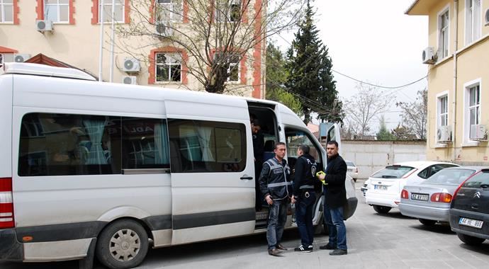 Üniversitedeki gerginlikte gözaltına alınan 17 öğrenci adliyede Üniversitedeki gerginlikte gözaltına alınan 17 öğrenci adliyede