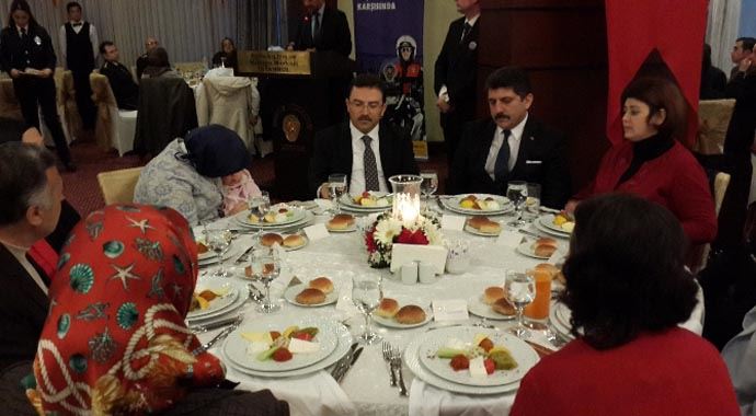 İstanbul Emniyeti'nden şehit ve gazi ailelerine yemek İstanbul Emniyeti'nden şehit ve gazi ailelerine yemek