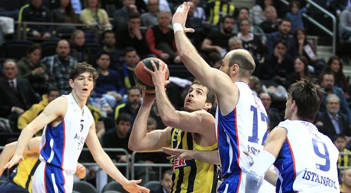 Fenerbahçe Ülker, Anadolu Efes'i 83-72 mağlup etti Fenerbahçe Ülker, Anadolu Efes'i 83-72 mağlup etti