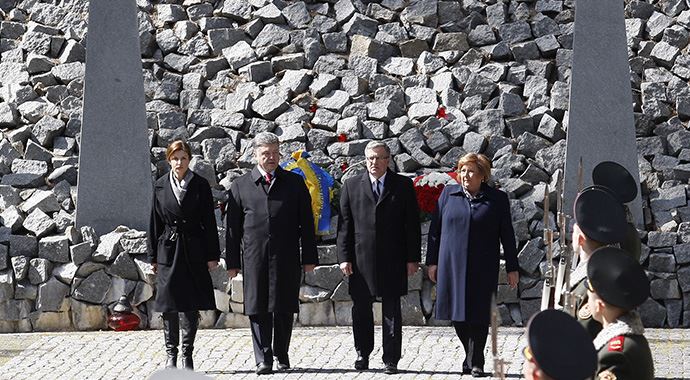 Komorowski Sovyetler tarafından katledilenlerin mezarlarını ziyaret etti Komorowski Sovyetler tarafından katledilenlerin mezarlarını ziyaret etti