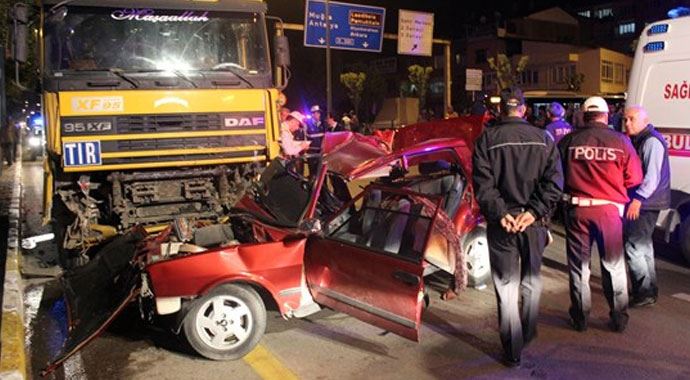 Otomobil TIR'ın altına girdi: 3 ölü