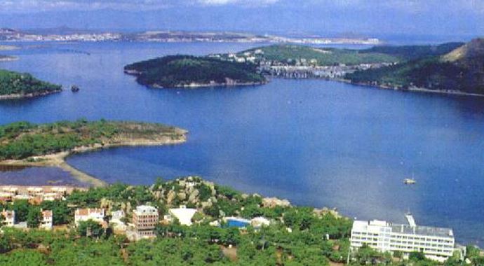 3 günlük tatili fırsat bilen vatandaşlar Ayvalık'a akın etti 3 günlük tatili fırsat bilen vatandaşlar Ayvalık'a akın etti